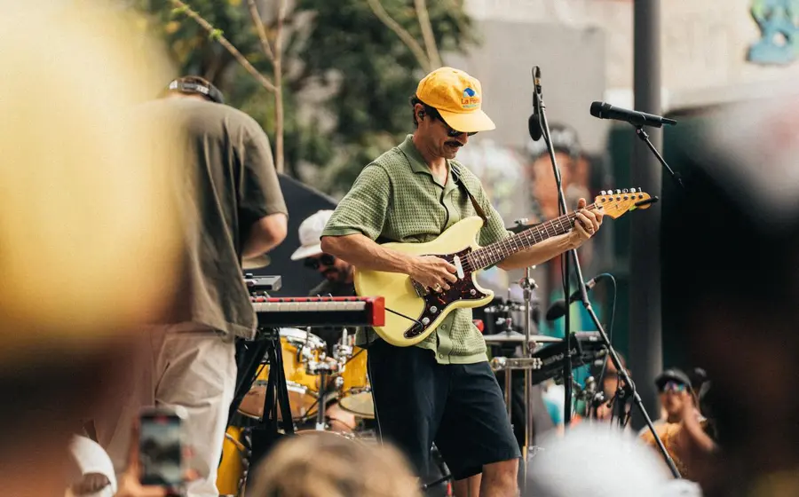 El cantante Caloncho en una foto promocional para su próximo concierto gratuito de indie pop tropical en la Alameda de León, Oaxaca.
