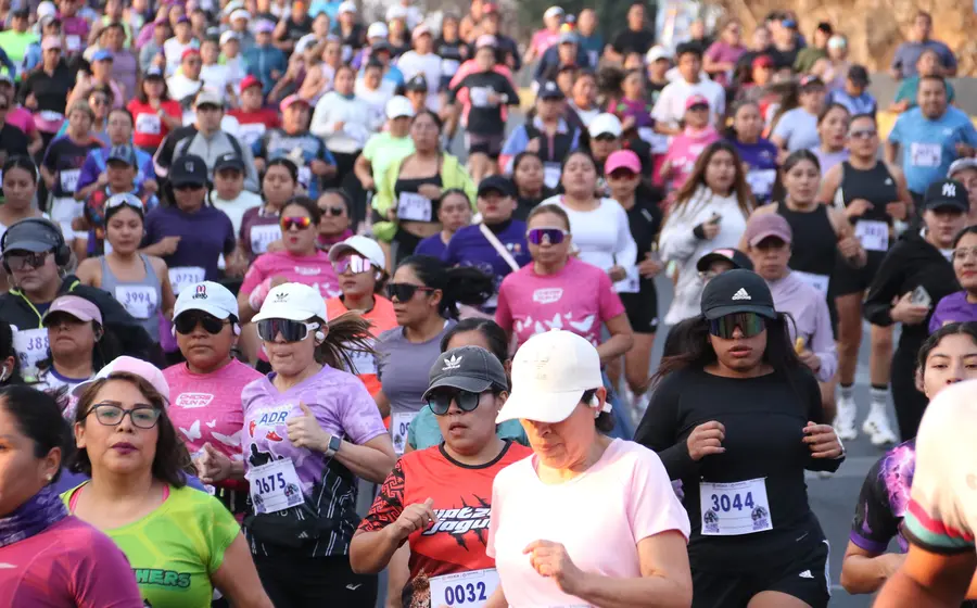 Miles de atletas mujeres participan con gran energía en la carrera atlética femenil, mostrando una impresionante convocatoria en el evento deportivo.