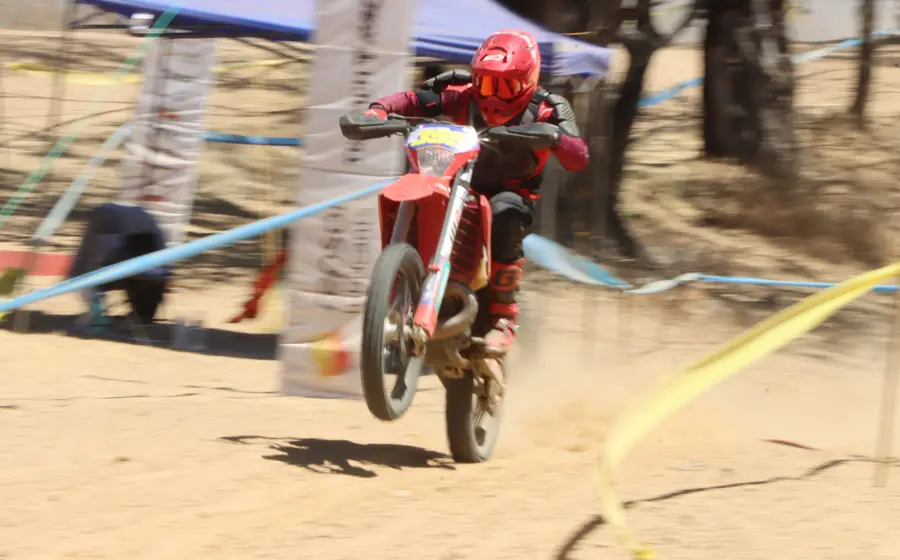 Un competidor de la carrera Enduro en Zaachila realiza un cierre espectacular, mostrando la adrenalina y emoción del evento deportivo.