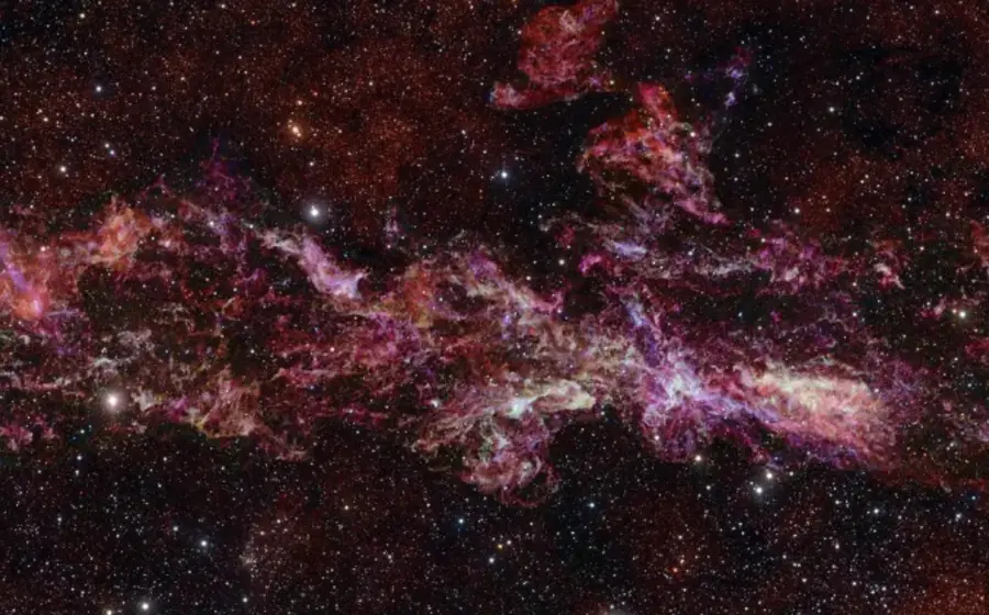 Visualización científica que ilustra el 'esqueleto' invisible del universo, un descubrimiento revelado por un nuevo censo que sorprendió a la comunidad científica.
