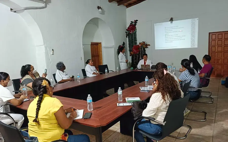 Personal de salud refuerza la jornada de vacunación para frenar un brote de sarampión en San Pedro Tapanatepec, Oaxaca.