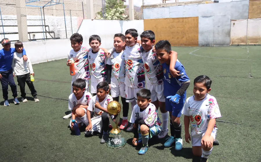 El equipo de fútbol infantil Chapus Xoxo celebra su victoria como campeón de la categoría sub 9 en la Copa Benito Juárez.