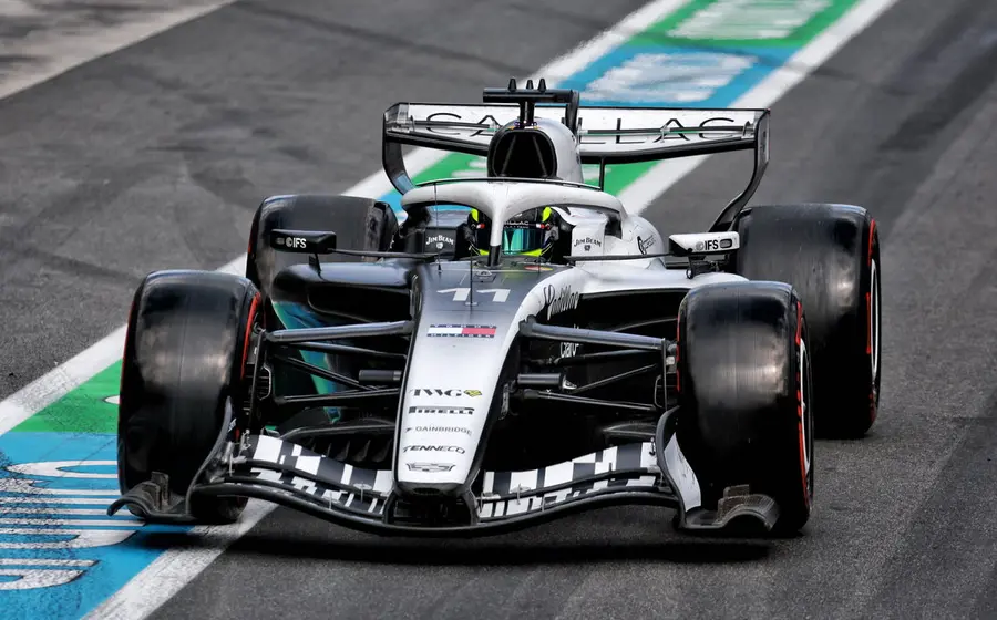 El piloto mexicano Sergio 'Checo' Pérez se prepara para el Gran Premio de Japón, donde largará desde el fondo de la parrilla de salida.