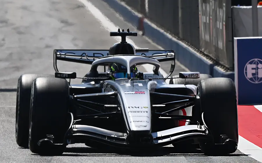 El piloto mexicano Sergio 'Checo' Pérez se prepara para el Gran Premio de Australia, donde enfrentará el reto de partir desde la posición 18.