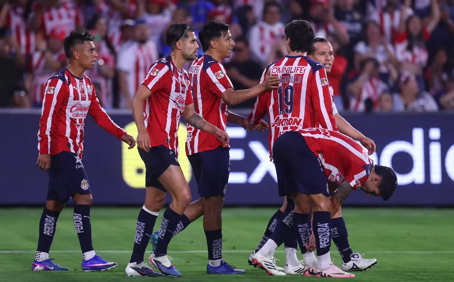 El equipo de Chivas celebra su victoria por 1-0 contra el Atlas durante el Clásico Tapatío amistoso disputado en Los Ángeles, Estados Unidos.