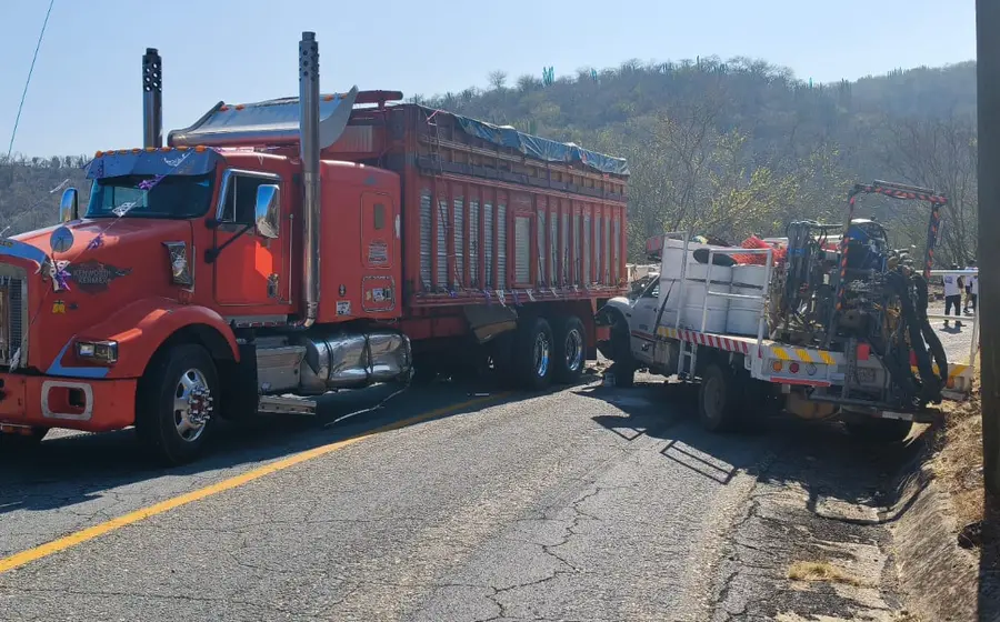 El camión de peregrinos detenido en la carretera tras chocar contra una camioneta en la localidad de San Juan Bautista Cuicatlán.