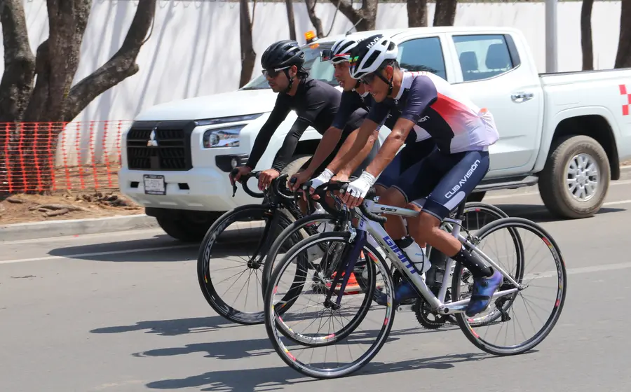 Un grupo de tres ciclistas acompaña el cortejo fúnebre del fallecido Héctor Gómez durante su trayecto hacia Ocotlán el pasado lunes.