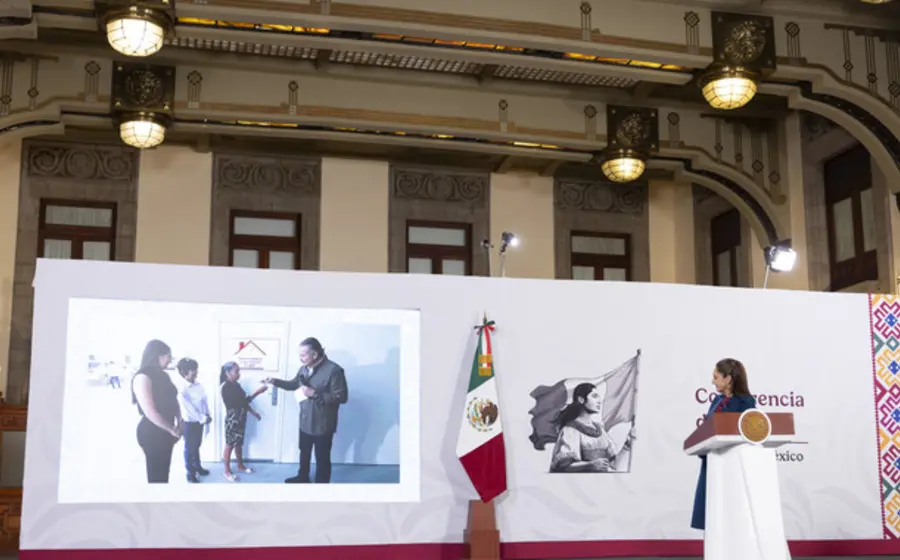 Claudia Sheinbaum lidera la ceremonia de la primera entrega de viviendas a familias beneficiadas en el estado de Colima.