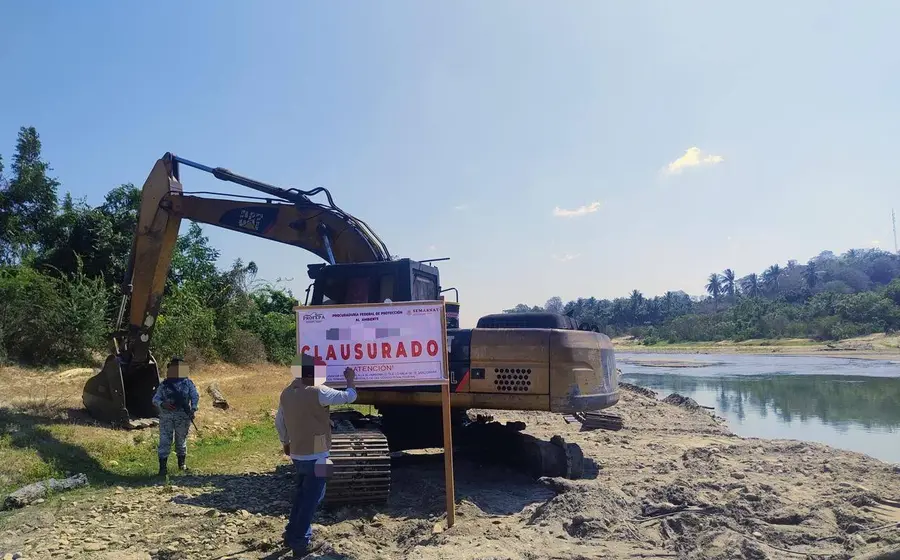 Vista de uno de los cuatro bancos de piedra clausurados por Profepa en el río Tonameca, los cuales operaban ilegalmente sin autorización ambiental.