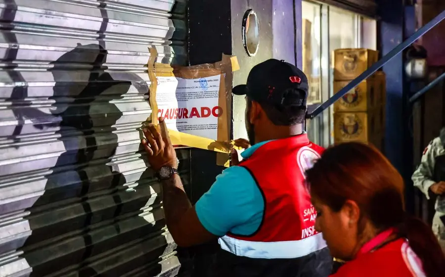 Un inmueble comercial con sellos de clausura colocados en la entrada por las autoridades durante un operativo nocturno en bares.