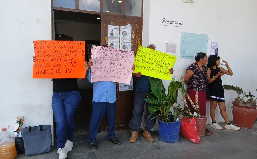 Comuneros de Rincón Moreno protestan y toman la Presidencia Municipal de Tehuantepec para exigir recursos y diálogo con el edil local.