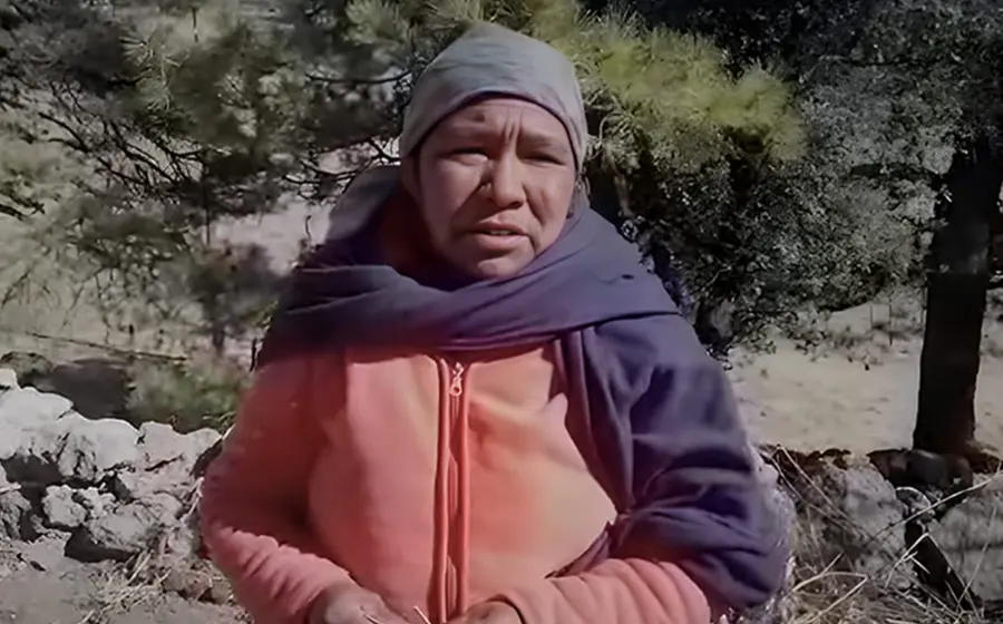 Una madre y su hija en una situación tensa, representando el conflicto de lealtades en un caso de violencia doméstica.