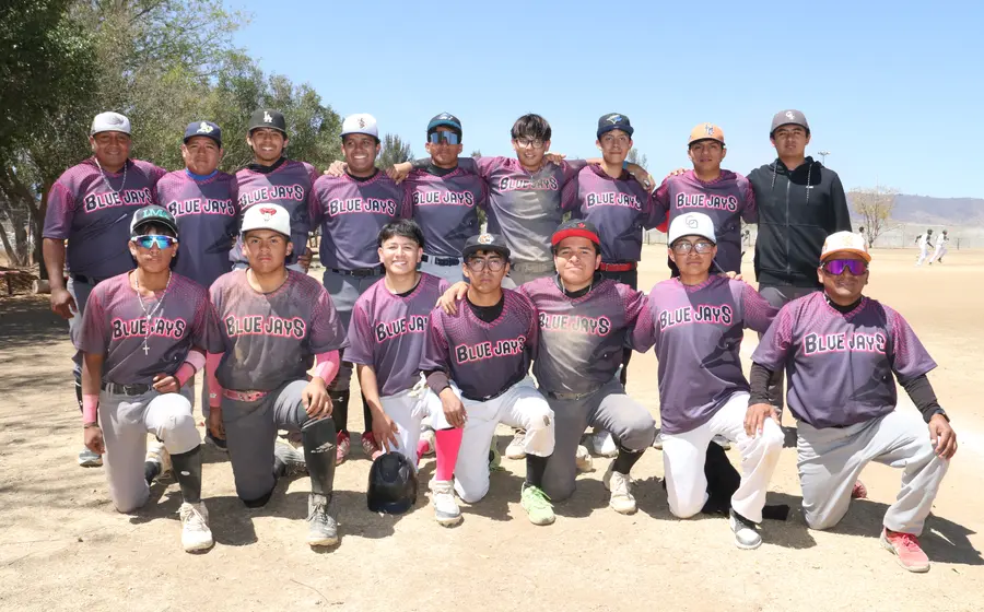 El equipo de béisbol Blue Jays, conocidos como los Azulejos, en una jugada durante el partido que les aseguró un contundente triunfo.