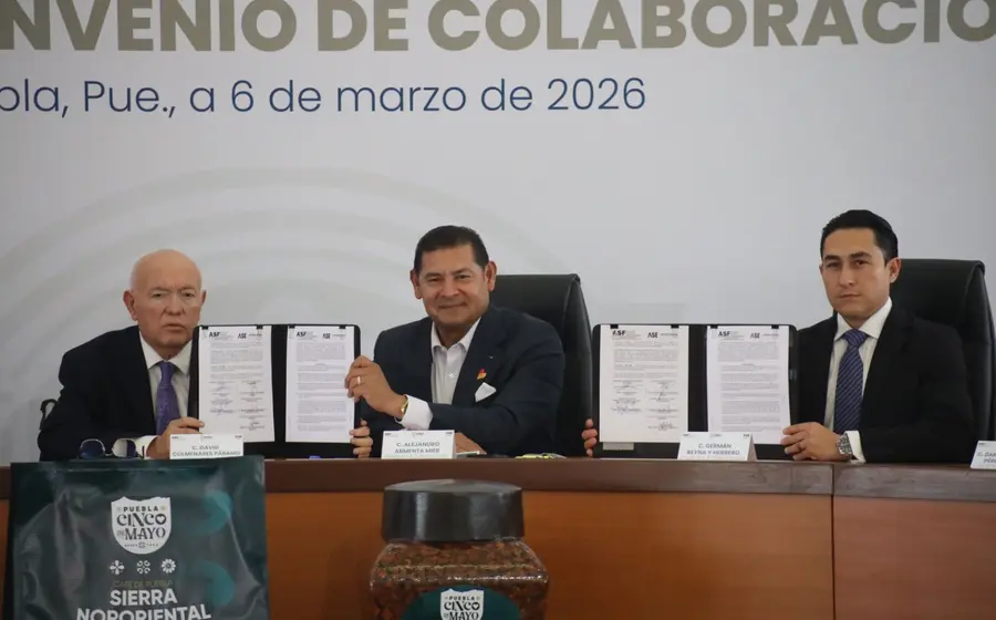 Representantes de la ASF y la ASE de Puebla durante la firma del convenio de colaboración para eficientar la fiscalización de recursos públicos.