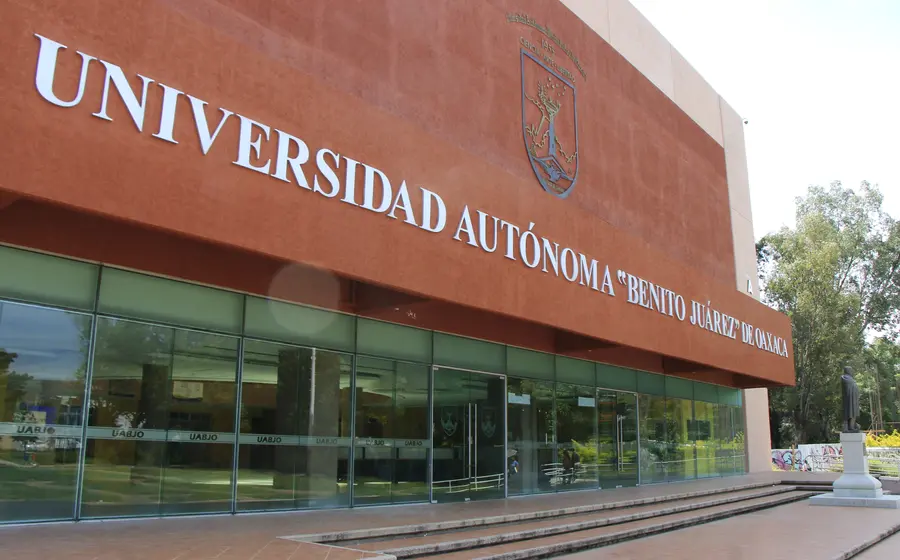 La UABJO enfrenta una severa crisis financiera, recibiendo uno de los subsidios por alumno más bajos a nivel nacional, motivando la demanda del STAUO.