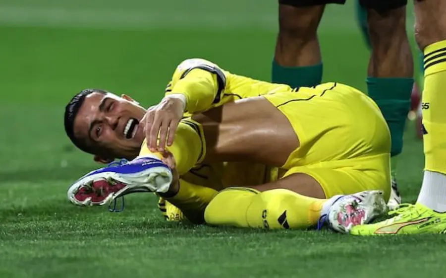El futbolista Cristiano Ronaldo se muestra adolorido por una lesión en la corva, lo que pone en duda su participación en el partido contra México.
