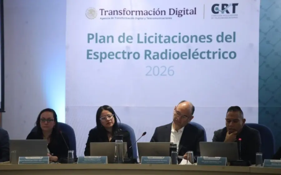 Ilustración del Plan de Licitaciones del CRT para expandir el acceso a internet, abarcando redes industriales y de banda móvil en el país.
