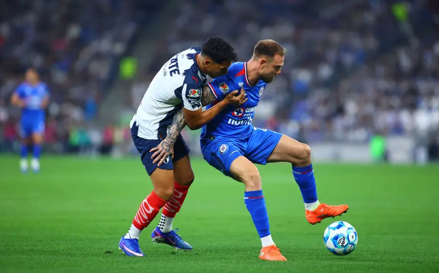 Jugadores de La Máquina de Cruz Azul en acción durante el partido donde derrotaron 2-0 a Monterrey para tomar el liderato del torneo.