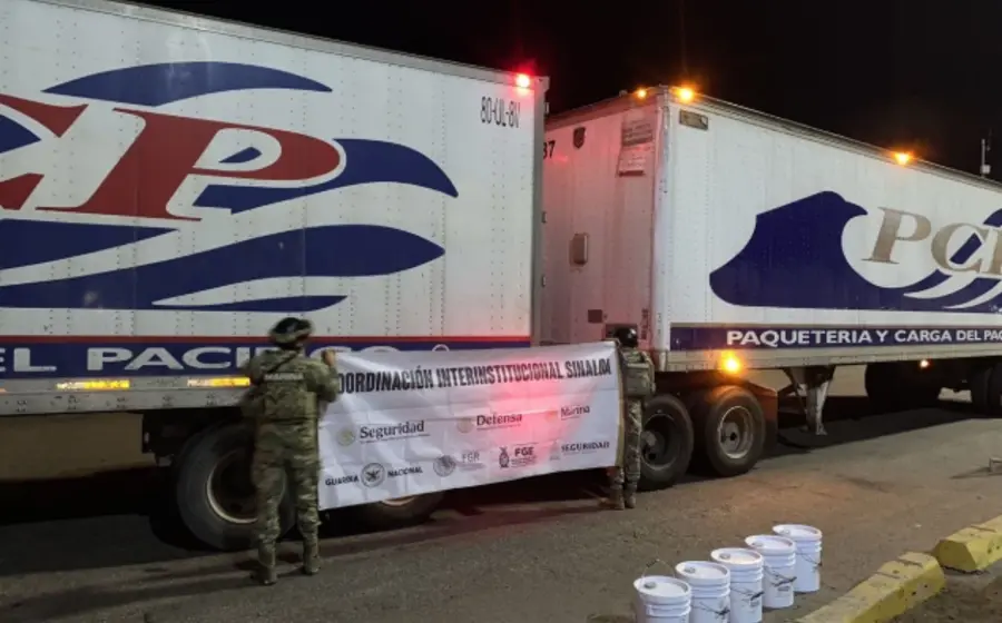 La Secretaría de Marina aseguró 100 litros de tolueno, un precursor químico para drogas sintéticas, en el recinto portuario de Topolobampo, Sinaloa.