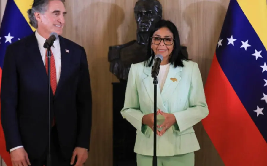 Delcy Rodríguez de Venezuela durante su reunión con Doug Burgum de Estados Unidos, como parte de la reanudación de las relaciones diplomáticas.