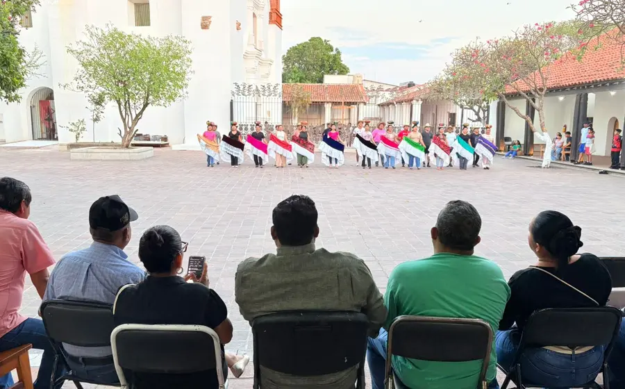 Las delegaciones de diversas comunidades realizan ensayos intensos de sus danzas folclóricas en preparación para su participación en la Guelaguetza.