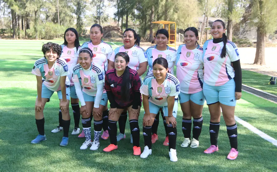 El equipo de fútbol femenil Deportivo Élite celebra en la cancha su regreso a la senda del triunfo después de una victoria contundente.