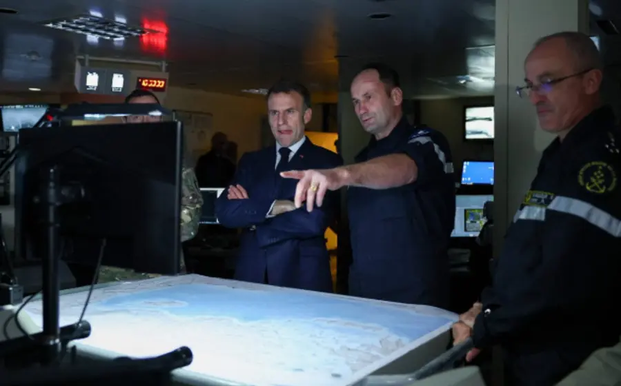 Un buque de guerra navega en el mar durante el despliegue naval europeo liderado por Francia para proteger el flujo petrolero.