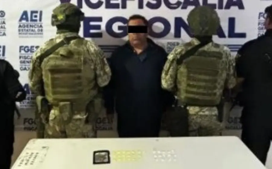 Hombre detenido en San Jacinto Amilpas es presentado por las autoridades junto a los paquetes de droga que le fueron asegurados.