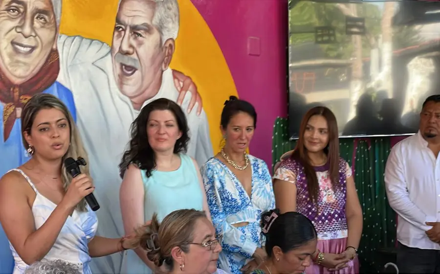 Un grupo de diplomáticas francesas durante su visita a la comunidad de El Espinal para fortalecer los lazos culturales con el Istmo.