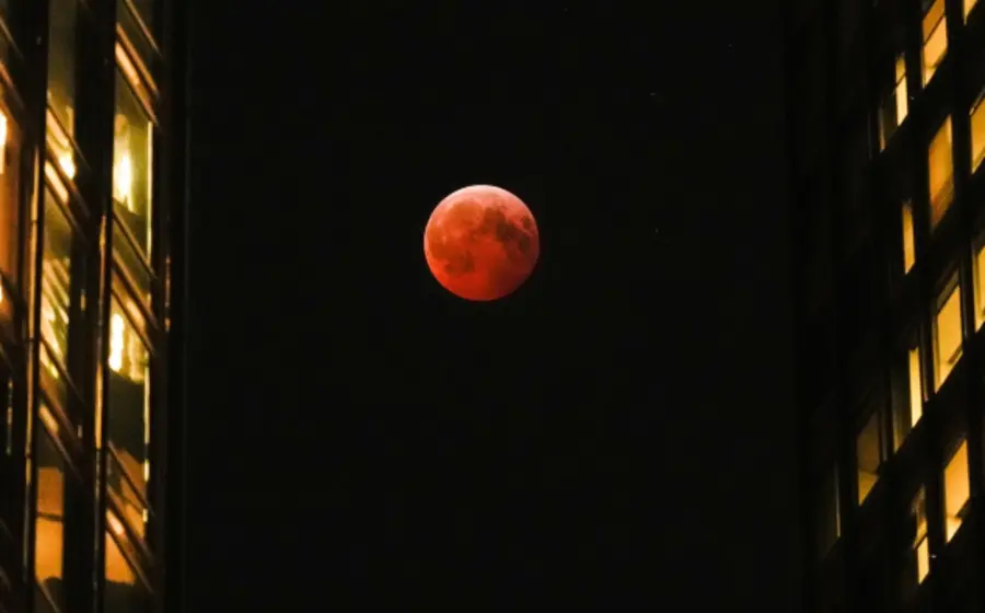 La luna adquiere un intenso color rojo durante el eclipse lunar total, un fenómeno conocido como luna de sangre que no se repetirá hasta 2028.