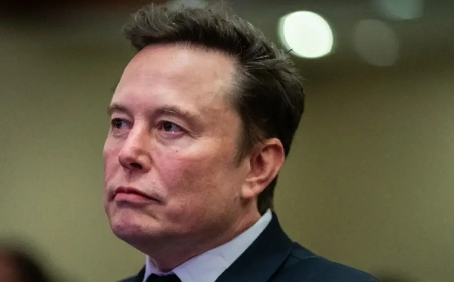 Elon Musk, figura central en la polémica sobre la conciencia de la IA, en un contexto de tensiones entre Anthropic y el Pentágono.
