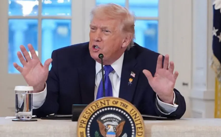 Miembros del equipo de campaña de Donald Trump durante un debate crucial sobre el nuevo rumbo y la estrategia del departamento.
