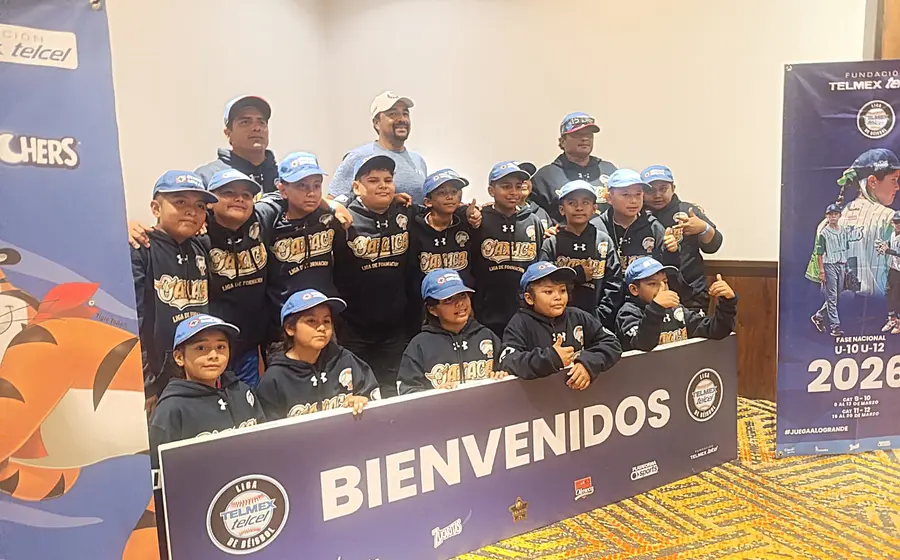 El equipo representativo de Oaxaca posa para una foto a su llegada a la competencia nacional de la Liga Telmex.