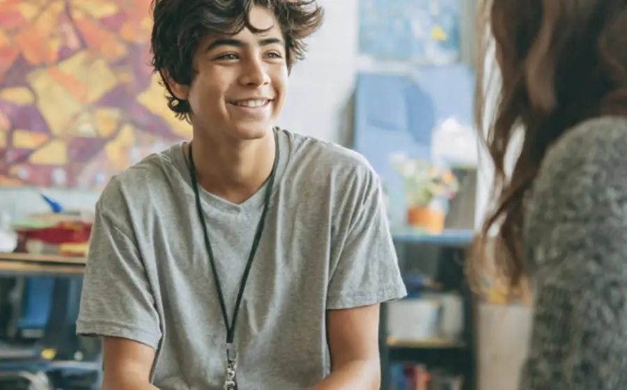 Un psicólogo ofrece escucha psicoanalítica a un estudiante de secundaria en un entorno escolar, ilustrando la atención a la salud mental en un internado.