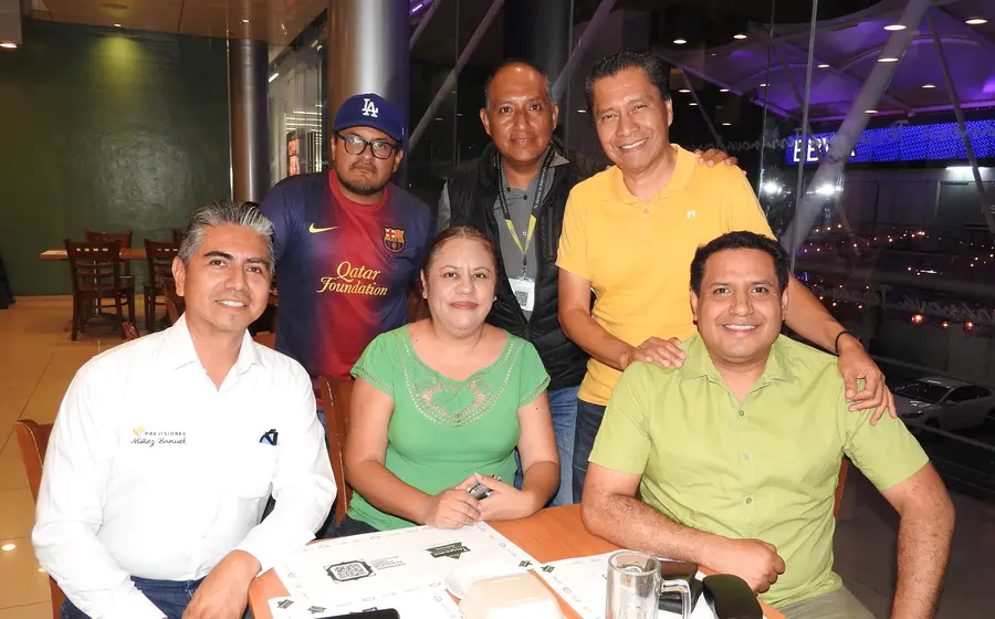 Eugenio Jiménez de la Huerta, Gabriel Jiménez, Carlos Gijón, Eder Lira, Karla Rodríguez y Alberto Leyva sonríen juntos durante una agradable reunión social.