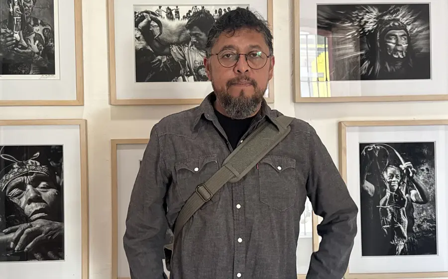 Una obra de la exposición artística 'Del dolor a la celebración' del autor Juan Carlos Reyes, exhibida en la galería El Alacrán en Oaxaca.