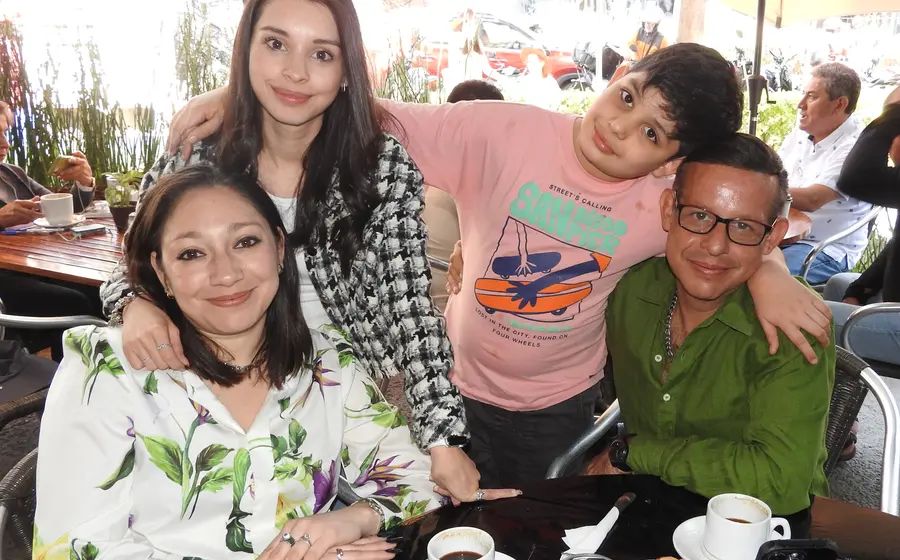 La Familia Mogollón posa para una fotografía durante su recorrido para disfrutar de los mejores lugares turísticos de la ciudad de Oaxaca.