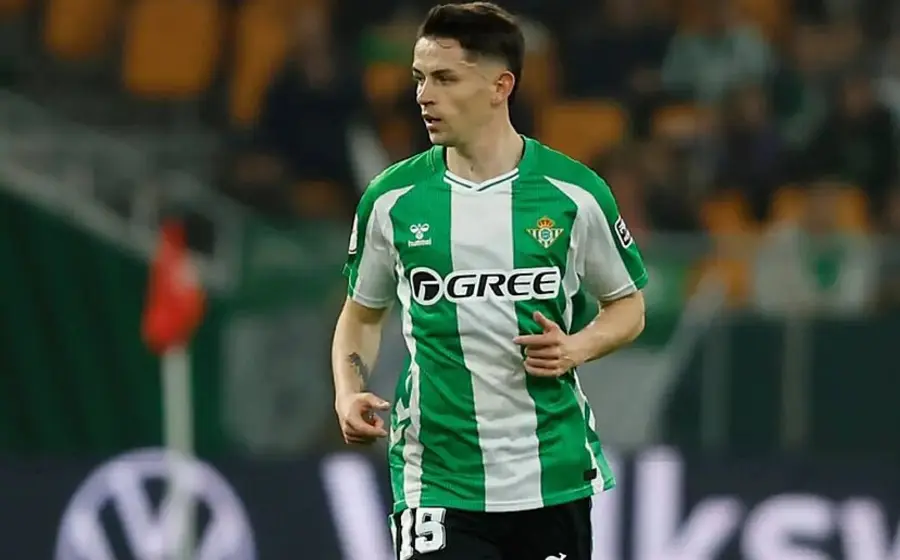 El futbolista Fidalgo celebra efusivamente su primer gol con el Betis, momento en el que se estrenó como goleador del equipo.