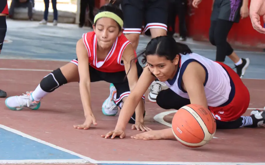Jugadores compiten durante uno de los partidos correspondientes a las finales del torneo de basquetbol que se disputaron este domingo en Cuilápam.