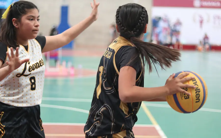 Jugadores de baloncesto compiten con intensidad durante las finales del torneo Basket 3x3 Open, buscando ganar su boleto para el nacional en Oaxtepec.