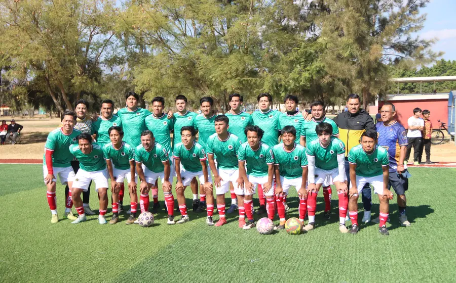 Jugadores de Academia Zaachila celebran el gol de último minuto que les aseguró la victoria tras venir de atrás en el marcador.