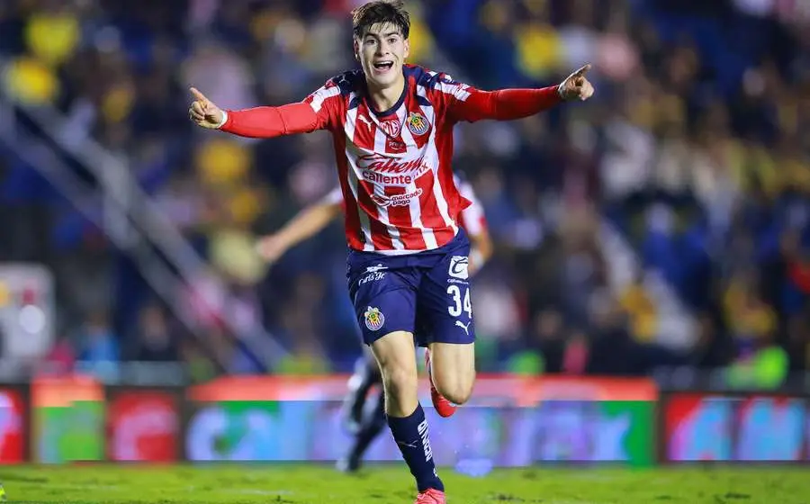 El futbolista mexicano conocido como 'Hormiga' González, quien se encuentra en la mira del club FC Barcelona según recientes reportes deportivos.