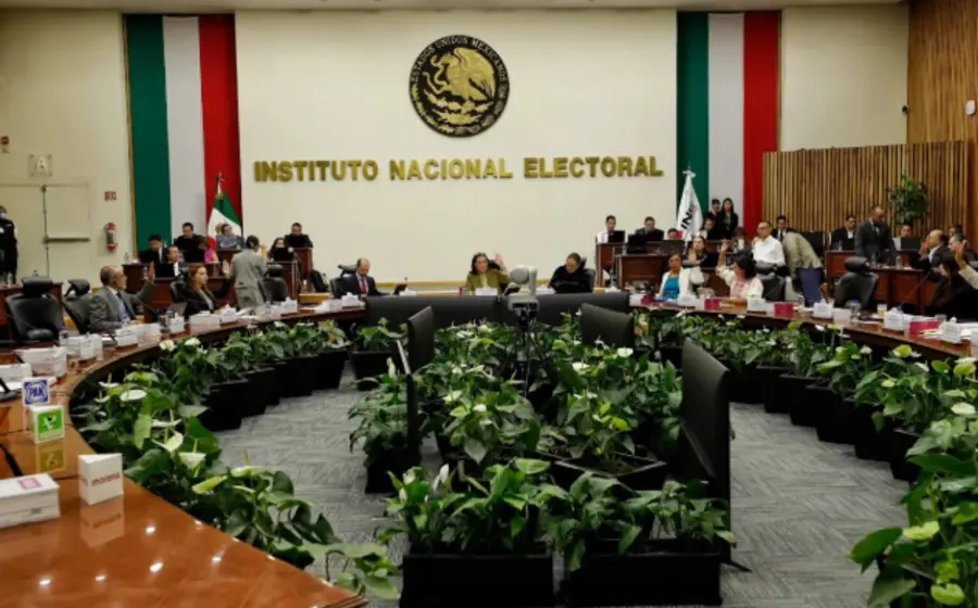 El logotipo del Partido del Trabajo (PT), que obtuvo la mayor reducción de multas impuestas por el INE debido a irregularidades en gastos.