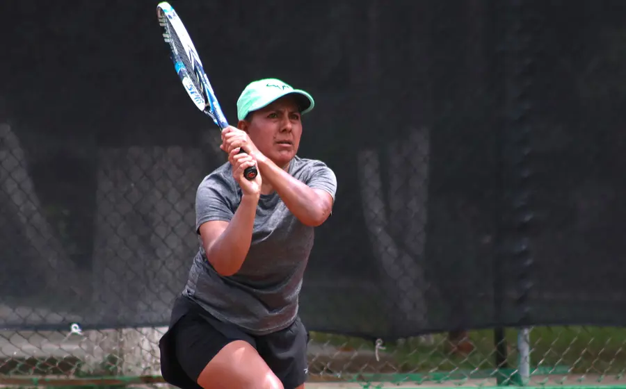 La tenista Inés Carmona en acción durante un partido del Torneo de Afiliación, donde se perfila como favorita en la categoría B femenil.