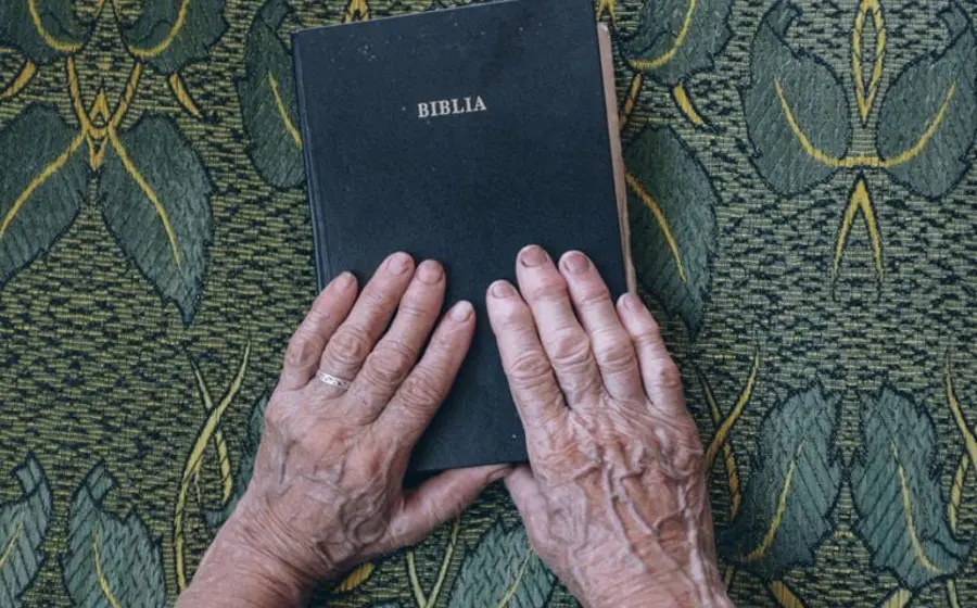 Ilustración conceptual de un algoritmo de inteligencia artificial analizando los textos de la Biblia para identificar patrones lingüísticos y debatir su autoría.