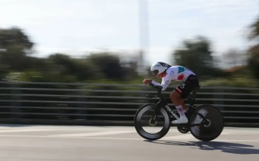 El ciclista mexicano Isaac del Toro durante la primera etapa contrarreloj de la Tirreno-Adriático 2026, donde consiguió un lugar en el top 10.