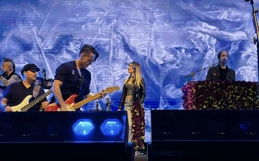 El cantante José Madero se presenta en el escenario durante el concierto final de su gira Sarajevo, celebrado en la ciudad de Oaxaca.