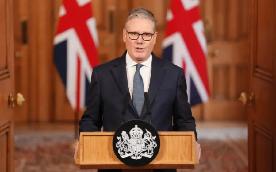 Keir Starmer, primer ministro del Reino Unido, fotografiado en el contexto de la condena internacional a las represalias iraníes y el llamado al diálogo.