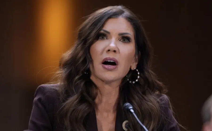 Kristi Noem, quien deja la Secretaría de Seguridad Nacional de Estados Unidos, posa en una fotografía oficial como la nueva enviada especial para el Escudo de las Américas.