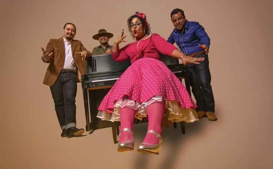 La banda La Santa Cecilia en una foto promocional por el lanzamiento de su nuevo sencillo “Dame Más”, que presentarán en Tecate Pa'l Norte.
